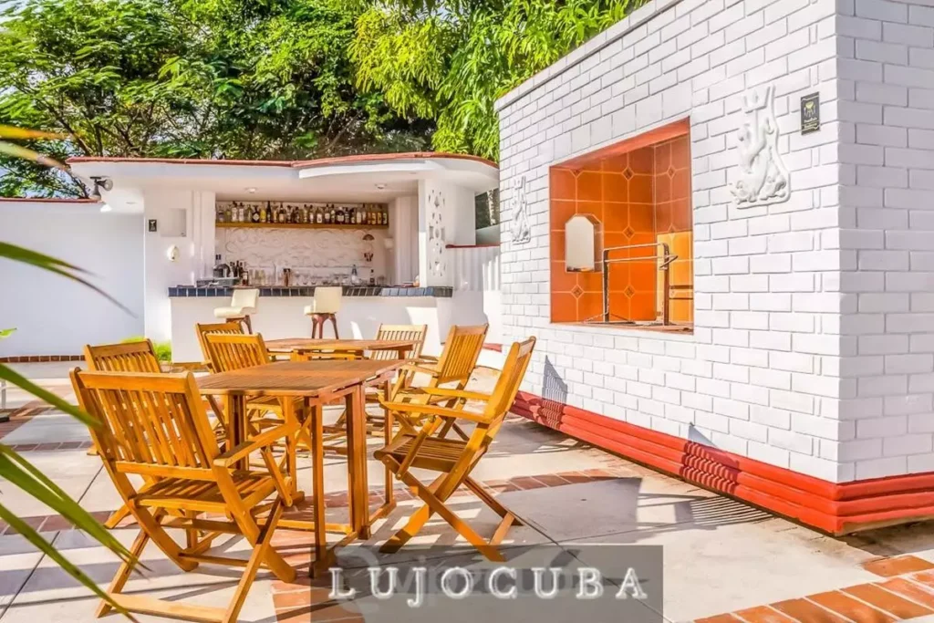 Outdoor dining area beside Mansion El Duque pool