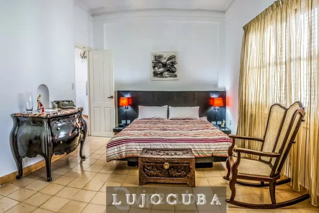 King bedroom with rocking chairs at Mansion El Duque