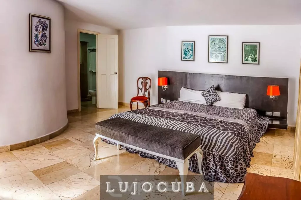Large bedroom with black and white décor at Mansion El Duque