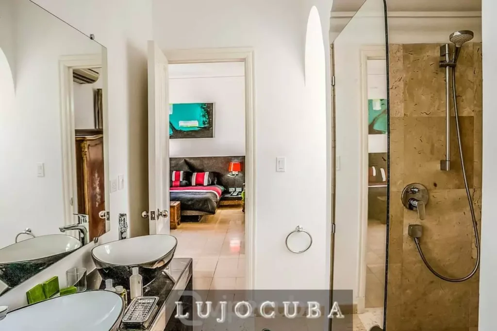 Modern ensuite bathroom at Mansion El Duque