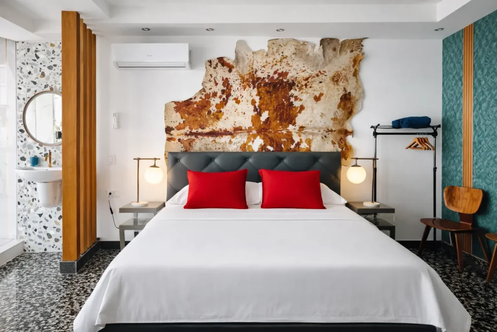 King bedroom with red accents inside Penthouse Rio Mar