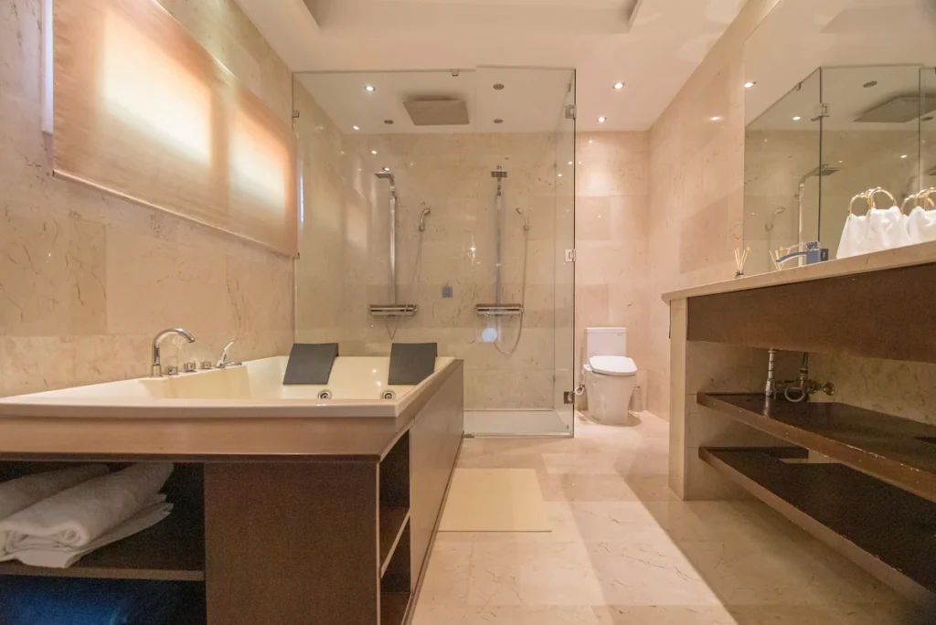Principal bathroom with double jacuzzi at Villa Aurora