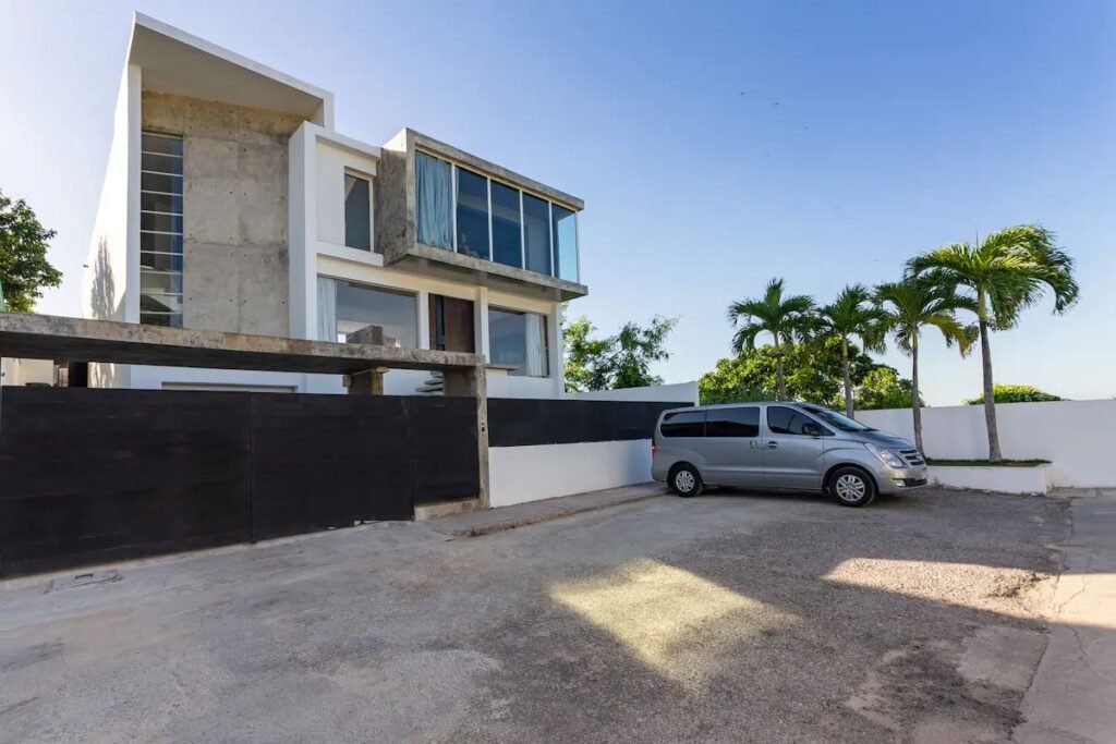 Street-facing modern exterior of Villa Bella in Nuevo Vedado