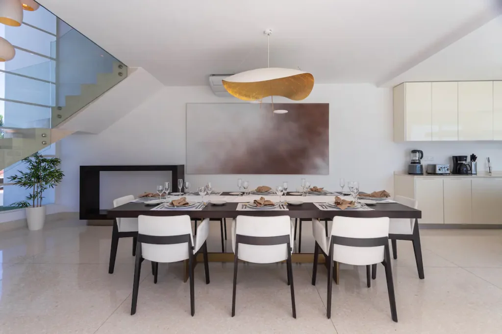 Contemporary dining room opening towards the pool