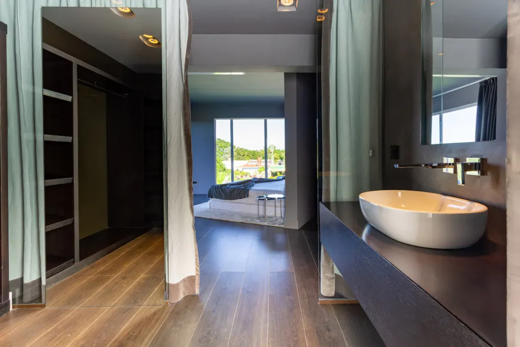 Ensuite bathroom with round basin and open shower