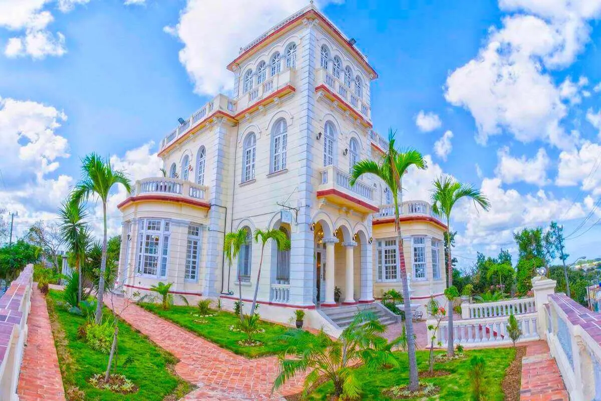 Historic white façade of Villa Condesa in La Víbora, Havana