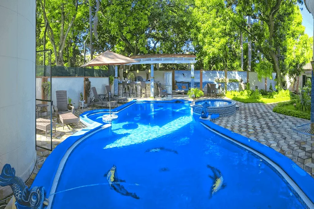 Villa Costa private pool and circular jacuzzi in a tree-lined Miramar garden