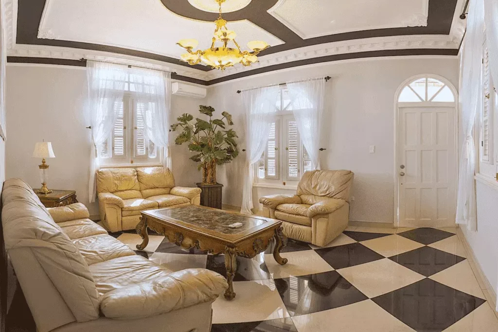 Bright sitting room with decorative ceiling at Villa Costa