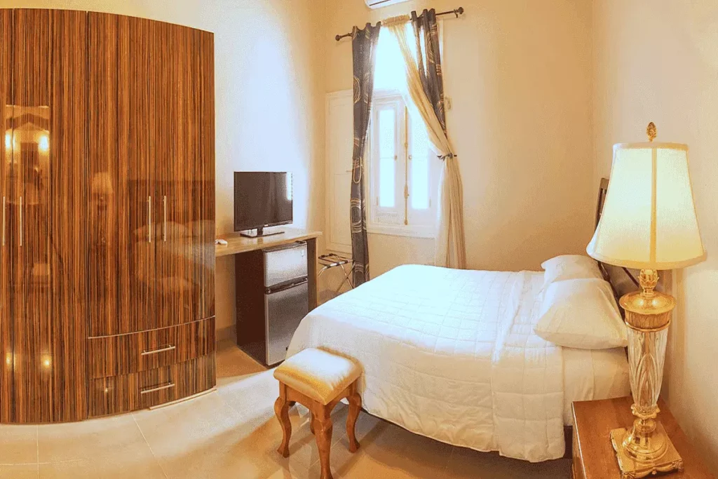 Double bedroom with balcony access at Villa Costa in Miramar