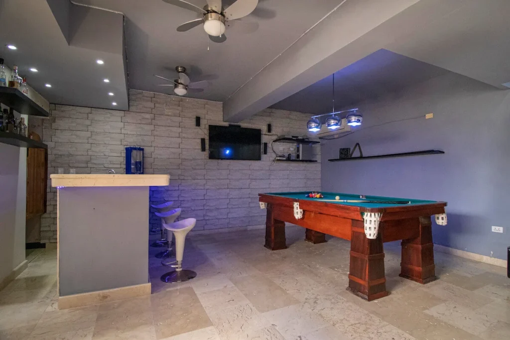Billiards room with bar at Villa Don in Havana