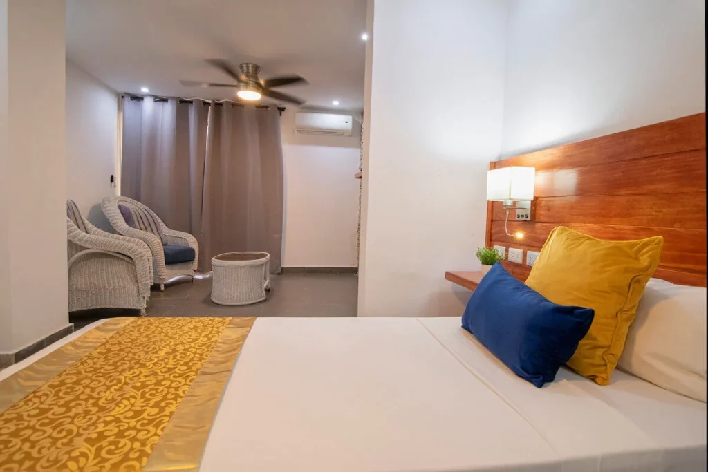 King bedroom with a private sitting area at Villa Don