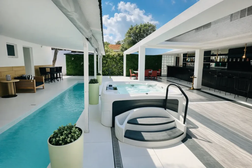 Pool and integrated jacuzzi at Villa Dream in Havana