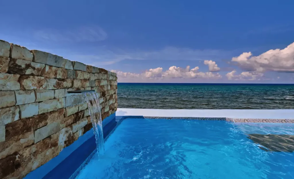 Private pool aligned with the ocean horizon at Villa Isis