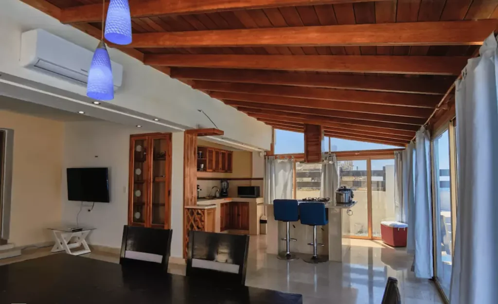 Open-plan lounge and kitchen oriented towards the sea at Villa Isis