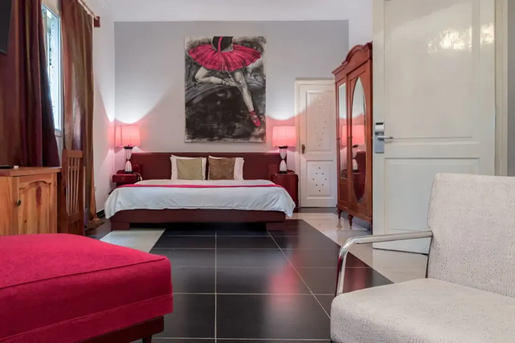 King bedroom with red accents at Villa Las Cañas