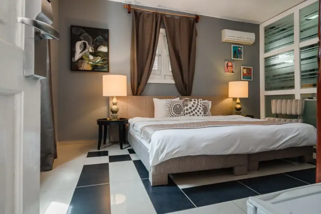 King bedroom with contemporary artwork at Villa Las Cañas