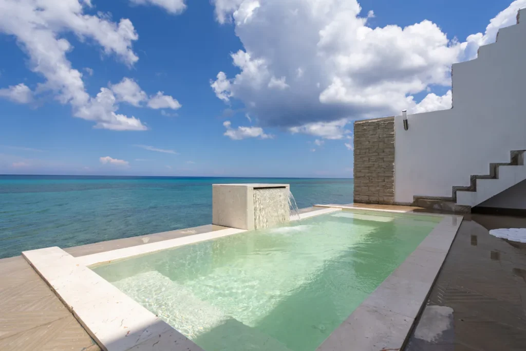 Villa Luca marble jacuzzi pool overlooking the sea in Havana