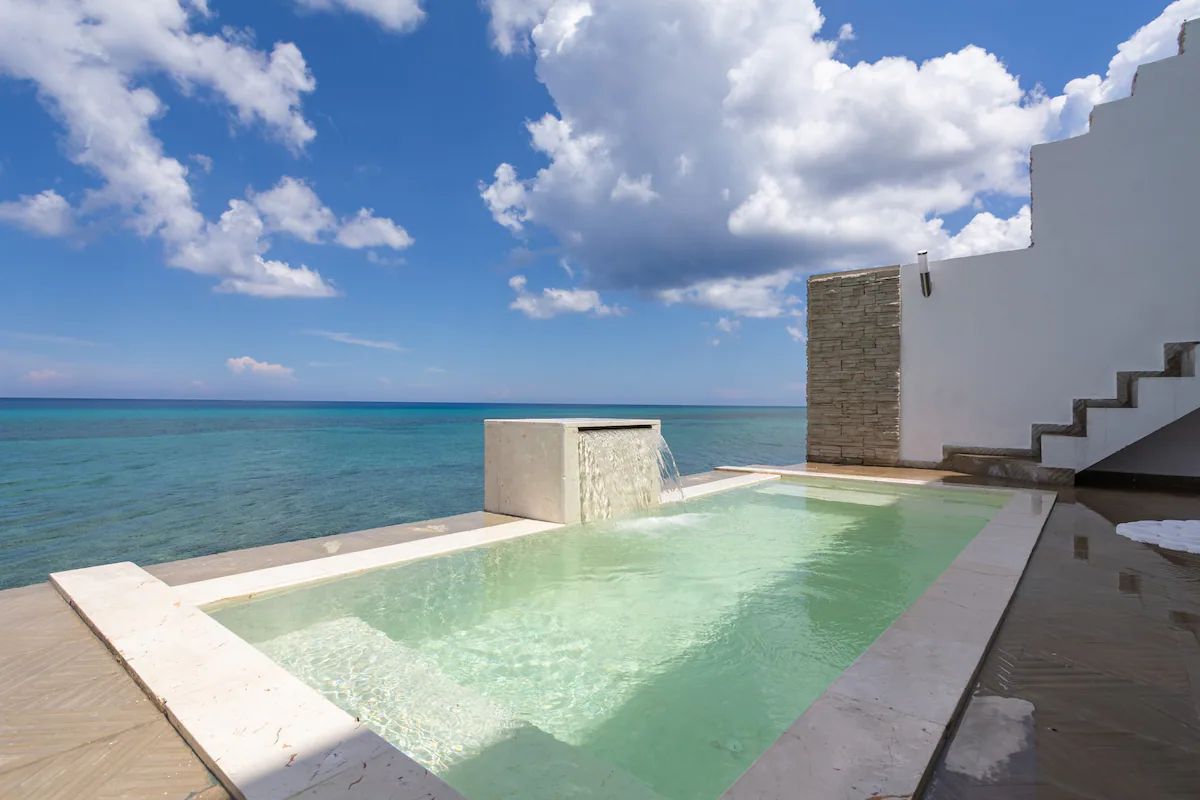 Villa Luca marble jacuzzi pool overlooking the sea in Havana