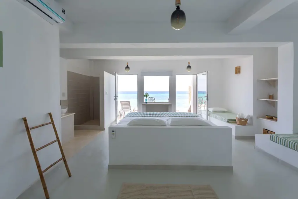 King bedroom opening towards the sea at Villa Luca