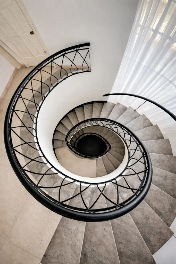 Escalera de caracol en la villa Luxury Rio Mar