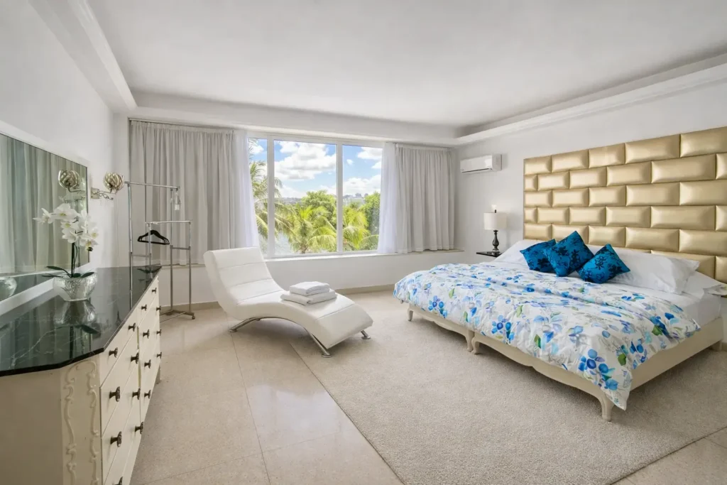 Bright bedroom with garden view at Luxury Rio Mar