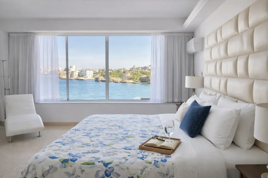 Dormitorio con vistas al agua en Luxury Rio Mar, La Habana