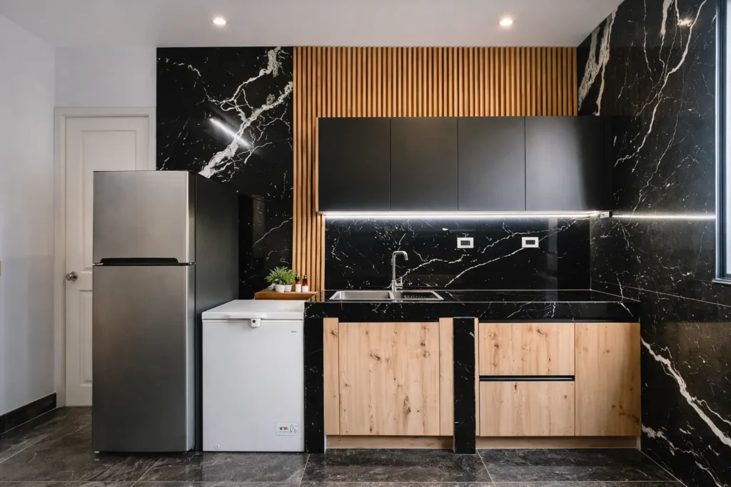Cocina auxiliar privada y zona de televisión en Luxury Rio Mar
