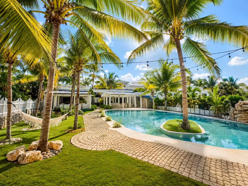 Villa Palm Cay pool and tropical garden in Havana