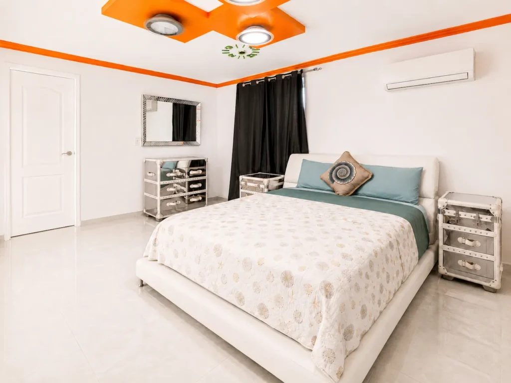 Bedroom and sitting space at Villa Palm Cay