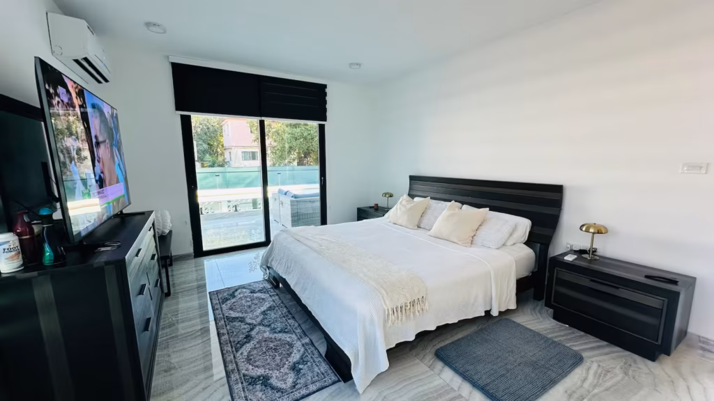 King bedroom with balcony access at Villa Venezia